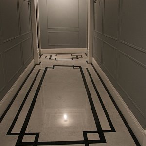 Мрамор Неро Маркино и Бьянка Каррара